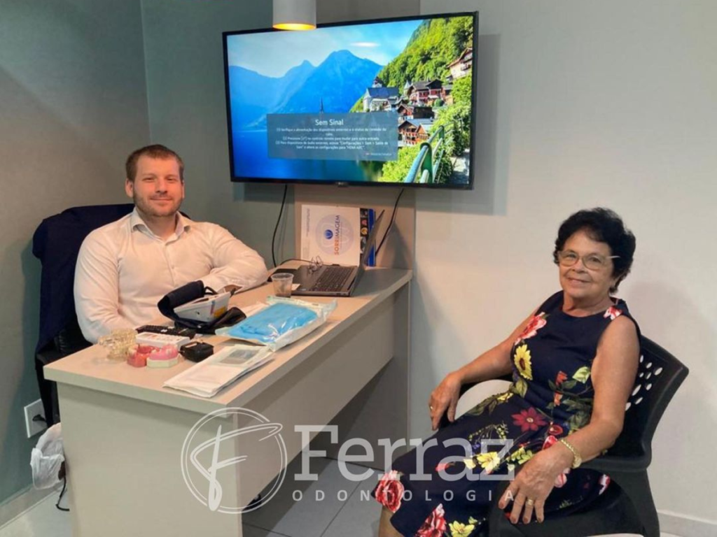 Dr Rawan com paciente na Clínica Odontológica